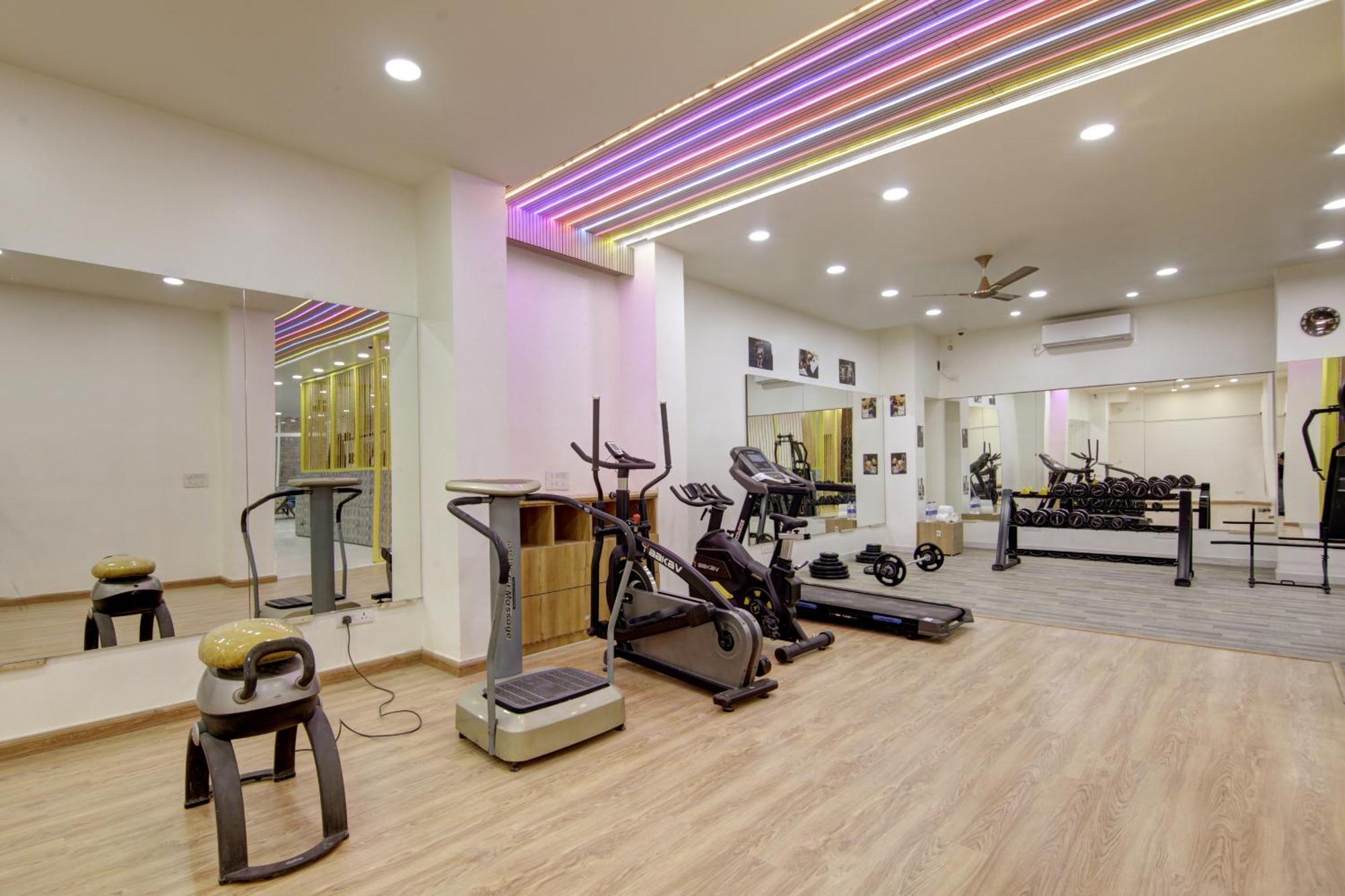 Anandam Club House Aparthotel Gurgaon Bagian luar foto